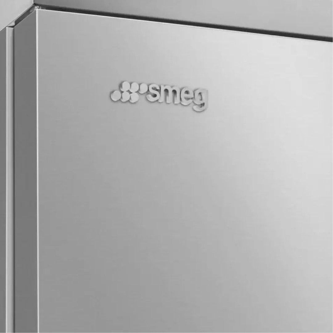 Refrigerador bottom mount Smeg Portofino de 28 pulgadas en acero inoxidable con opción de bisagra derecha o izquierda