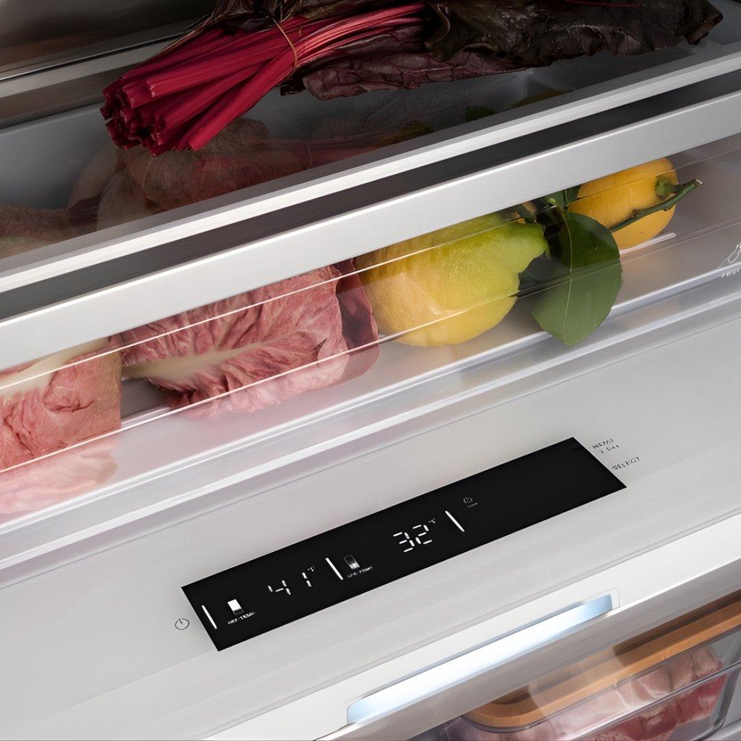 Refrigerador de columna panelable Bertazzoni de 24 pulgadas con dispensador interno de agua y puerta reversible