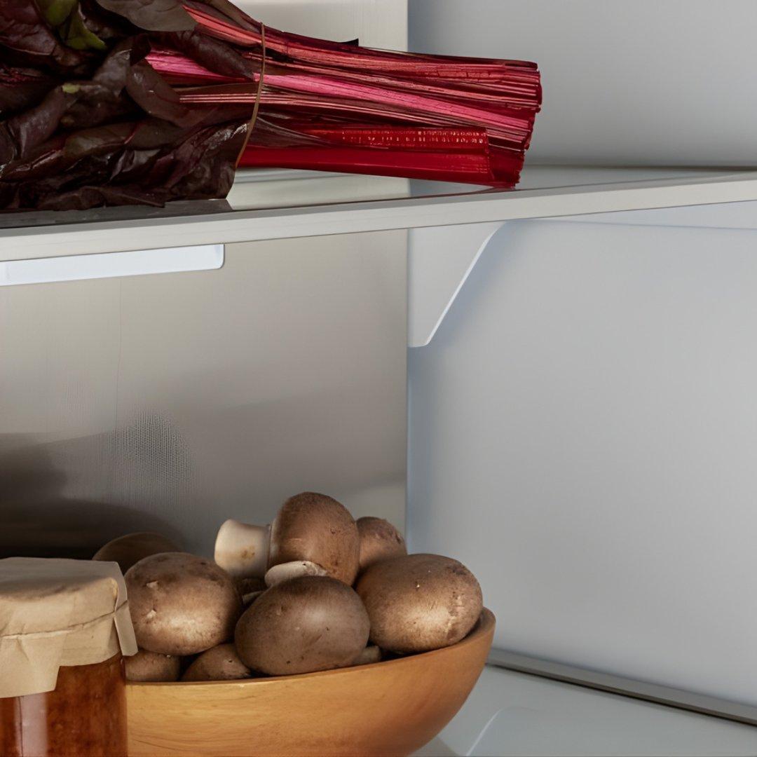 Refrigerador de columna panelable Bertazzoni de 24 pulgadas con dispensador interno de agua y puerta reversible