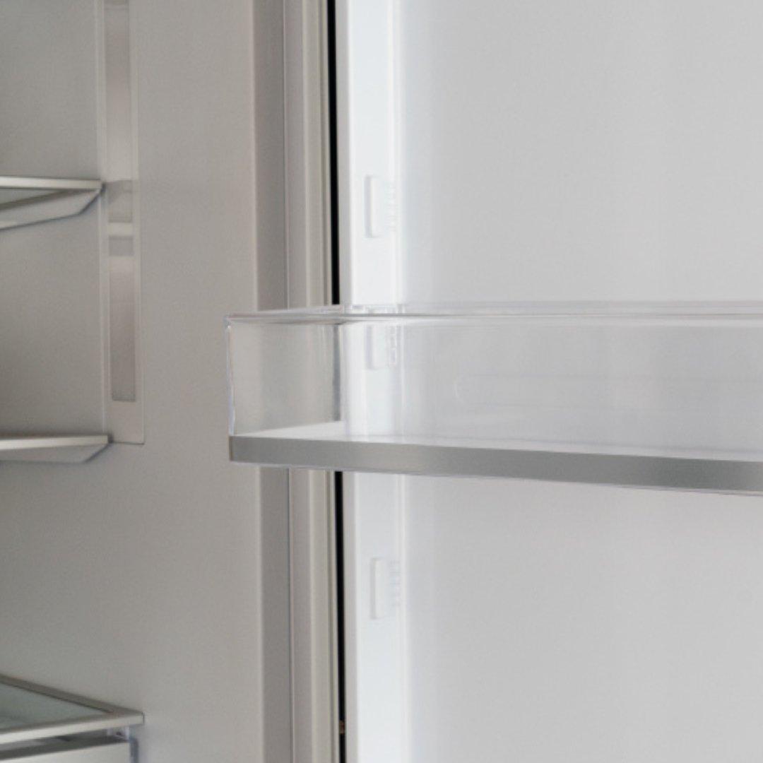 Refrigerador de columna panelable Bertazzoni de 24 pulgadas con dispensador interno de agua y puerta reversible