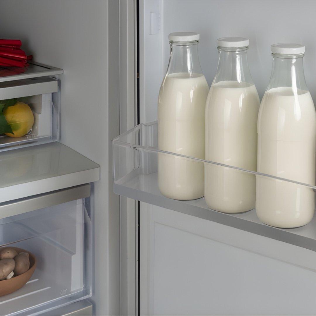 Refrigerador de columna panelable Bertazzoni de 24 pulgadas con dispensador interno de agua y puerta reversible