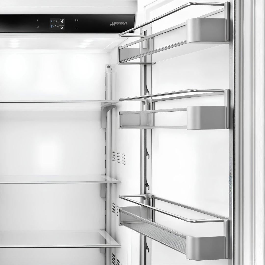 Refrigerador columna panelable SMEG de 30 pulgadas con diseño empotrable y pantalla TFT