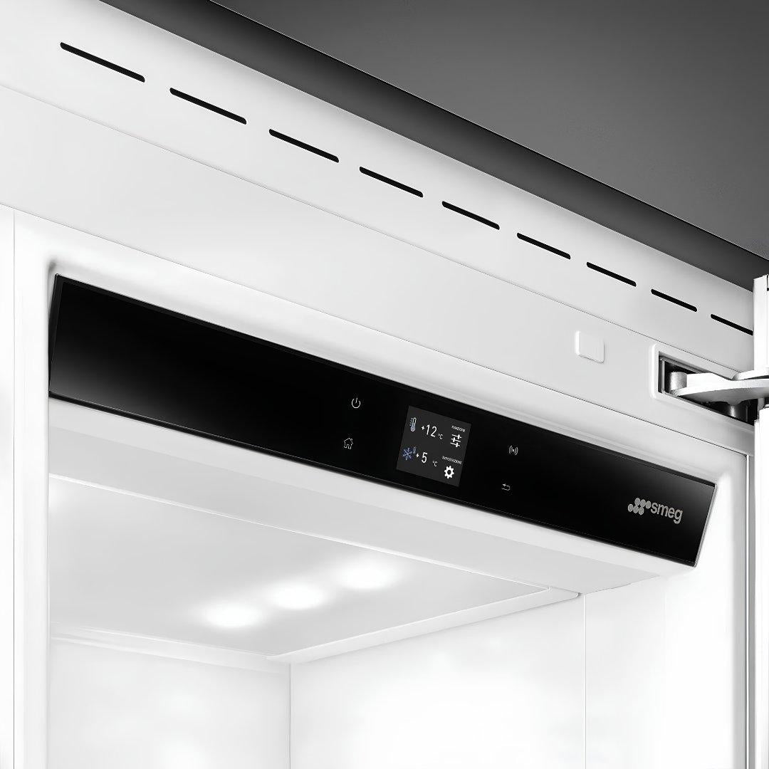 Refrigerador columna panelable SMEG de 30 pulgadas con diseño empotrable y pantalla TFT