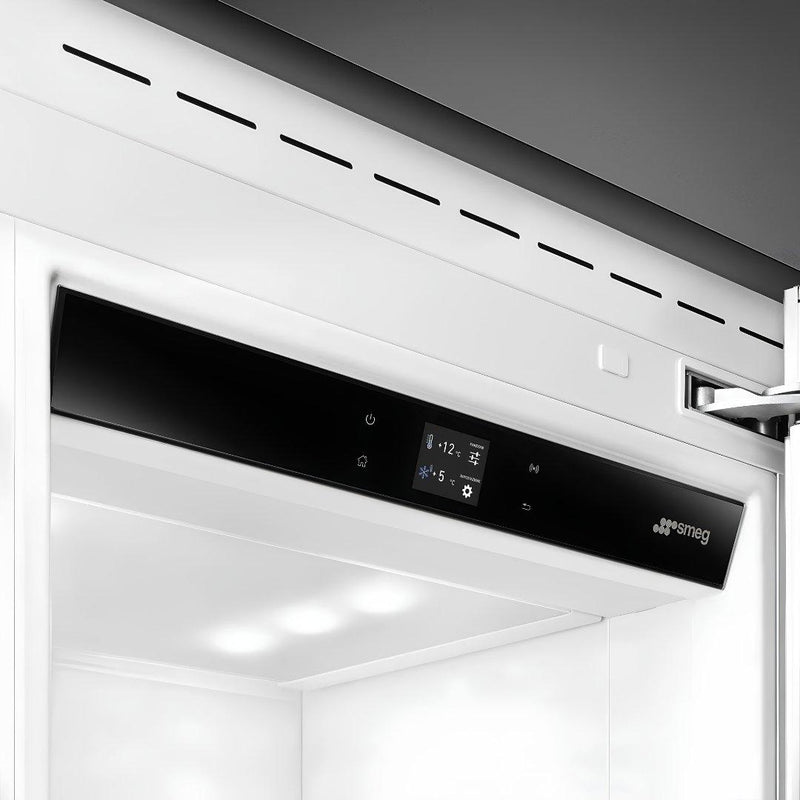 Refrigerador columna panelable SMEG de 30 pulgadas con diseño empotrable y pantalla TFT