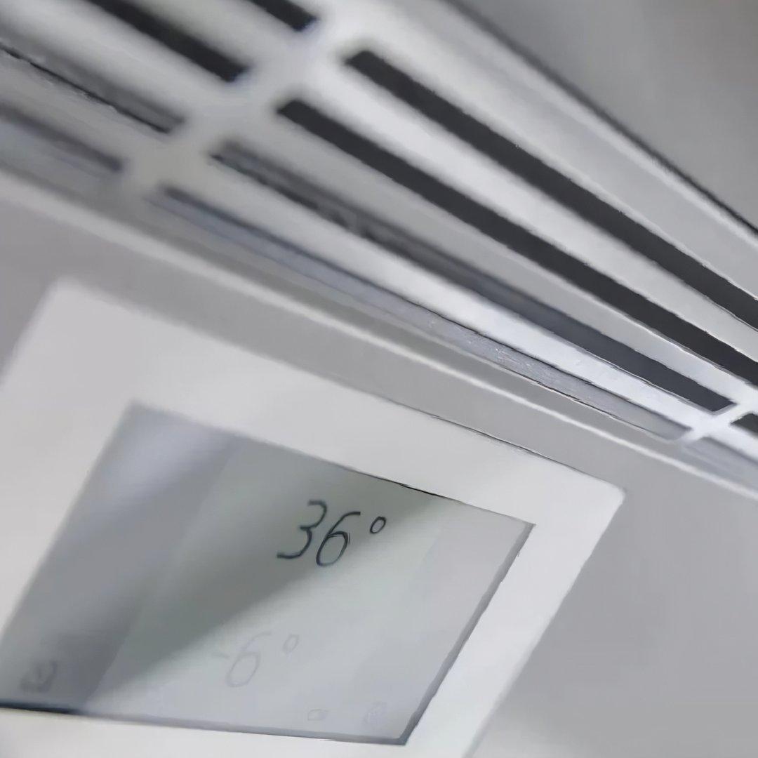 Refrigerador columna panelable Thermador de 30 pulgadas con diseño flush e interior de acero inoxidable