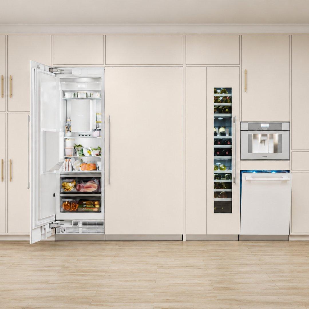 Refrigerador columna panelable Thermador de 30 pulgadas con diseño flush e interior de acero inoxidable