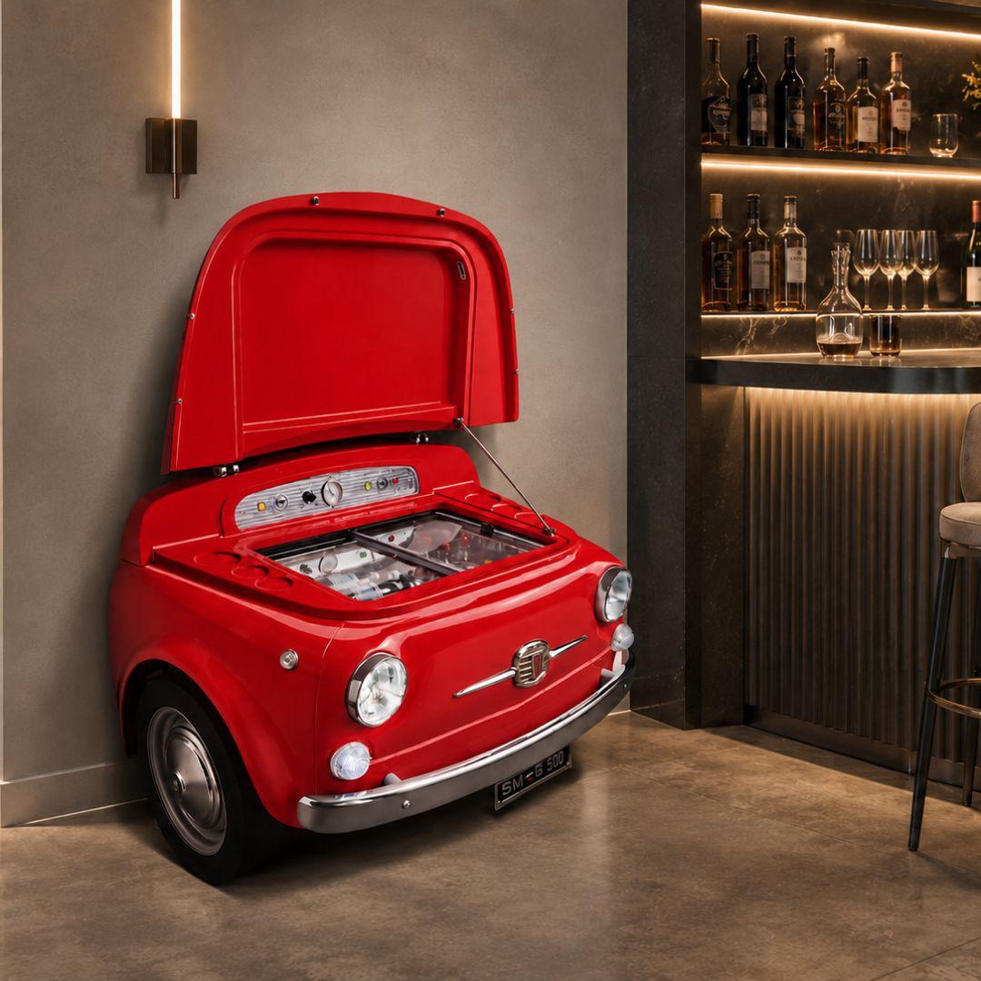Refrigerador Smeg y Fiat de 100 litros inspirado en el frente de un Fiat 500, disponible en verde, blanco o rojo