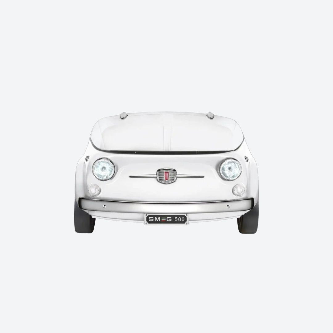 Refrigerador Smeg y Fiat de 100 litros inspirado en el frente de un Fiat 500, disponible en verde, blanco o rojo