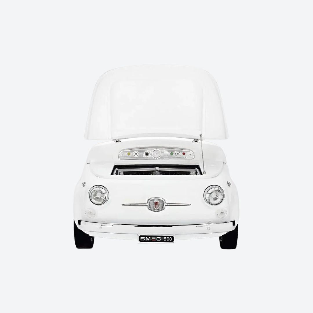 Refrigerador Smeg y Fiat de 100 litros inspirado en el frente de un Fiat 500, disponible en verde, blanco o rojo