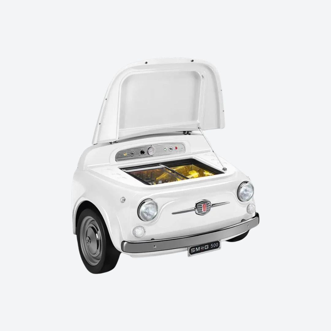 Refrigerador Smeg y Fiat de 100 litros inspirado en el frente de un Fiat 500, disponible en verde, blanco o rojo