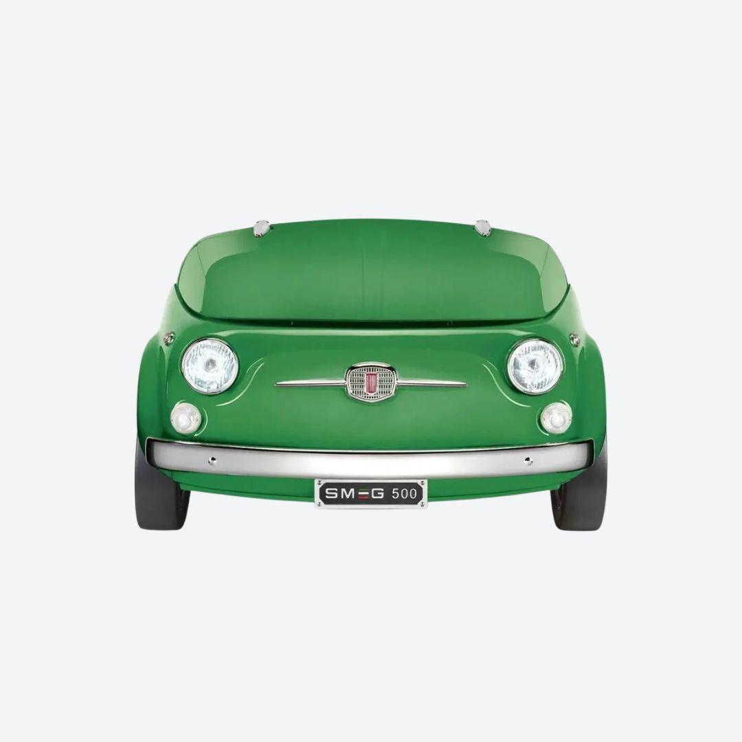 Refrigerador Smeg y Fiat de 100 litros inspirado en el frente de un Fiat 500, disponible en verde, blanco o rojo