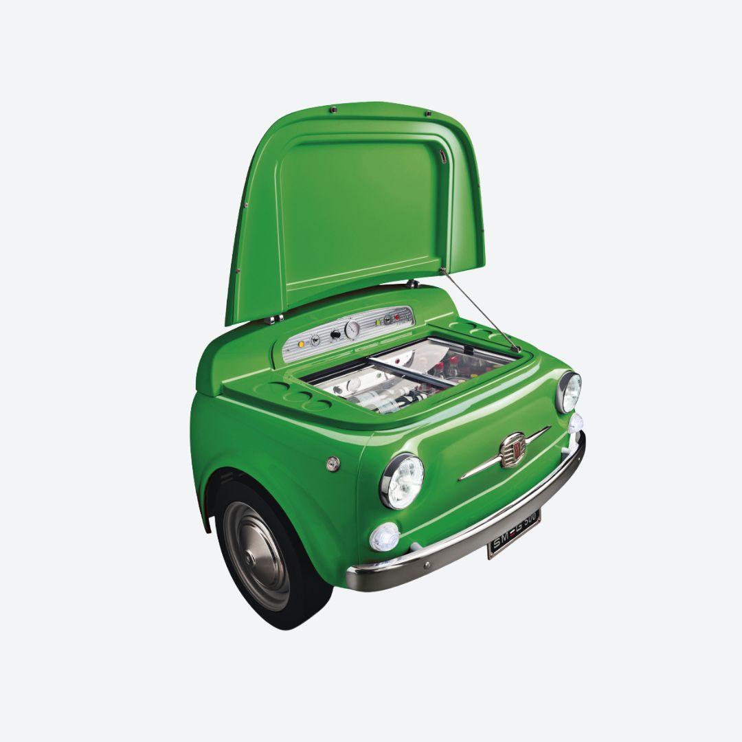 Refrigerador Smeg y Fiat de 100 litros inspirado en el frente de un Fiat 500, disponible en verde, blanco o rojo