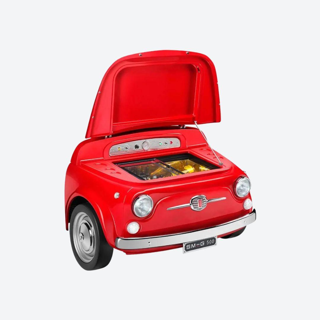 Refrigerador Smeg y Fiat de 100 litros inspirado en el frente de un Fiat 500, disponible en verde, blanco o rojo
