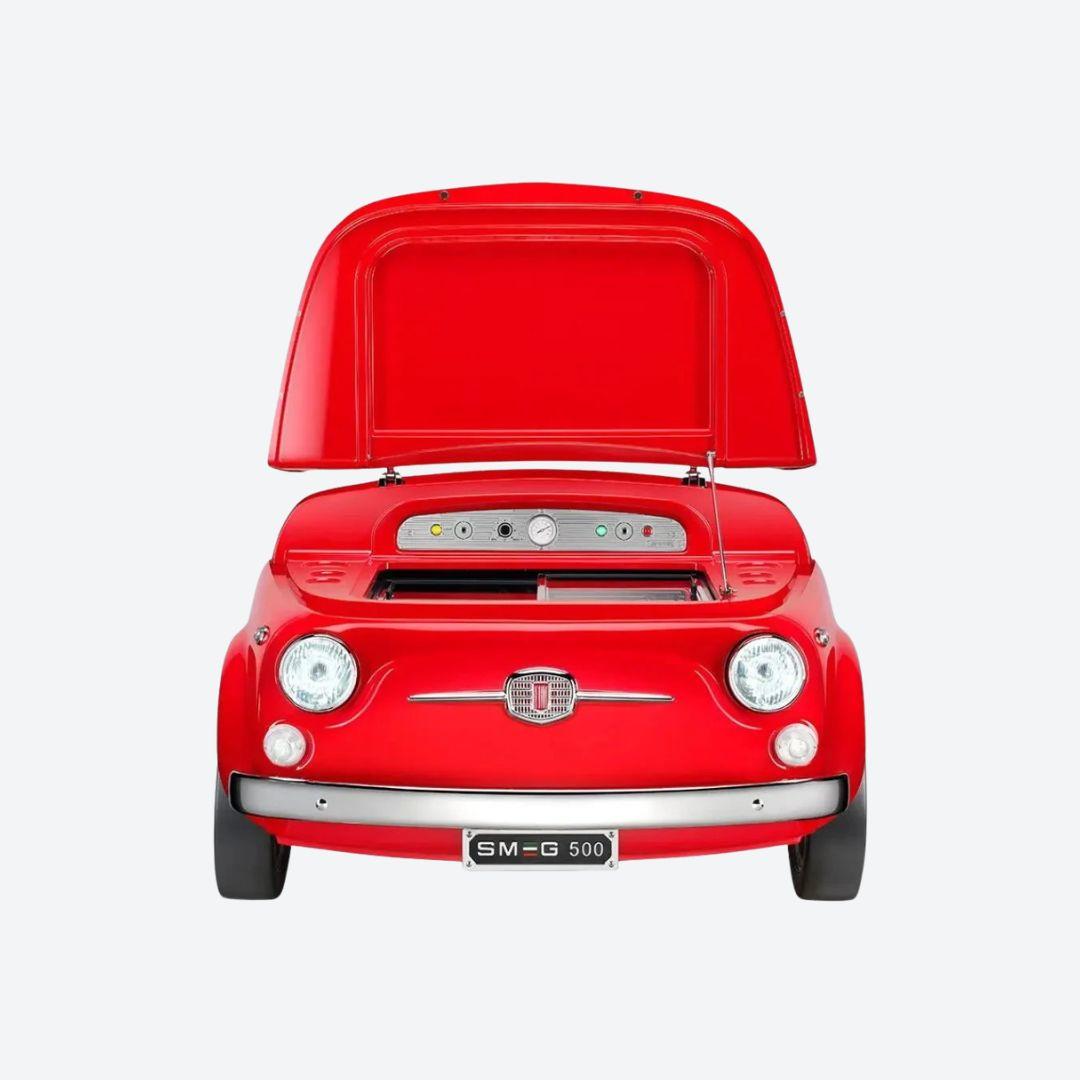 Refrigerador Smeg y Fiat de 100 litros inspirado en el frente de un Fiat 500, disponible en verde, blanco o rojo
