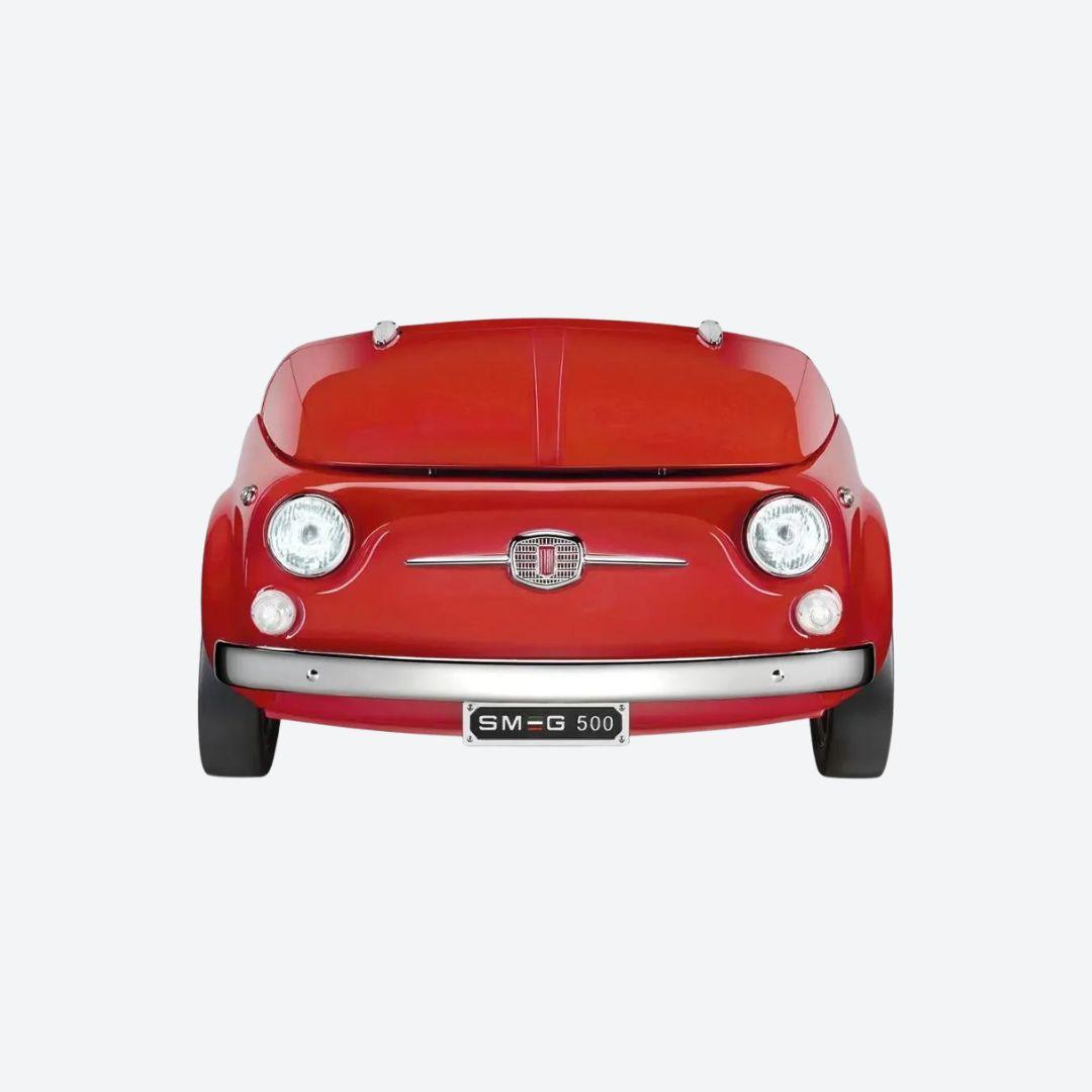 Refrigerador Smeg y Fiat de 100 litros inspirado en el frente de un Fiat 500, disponible en verde, blanco o rojo