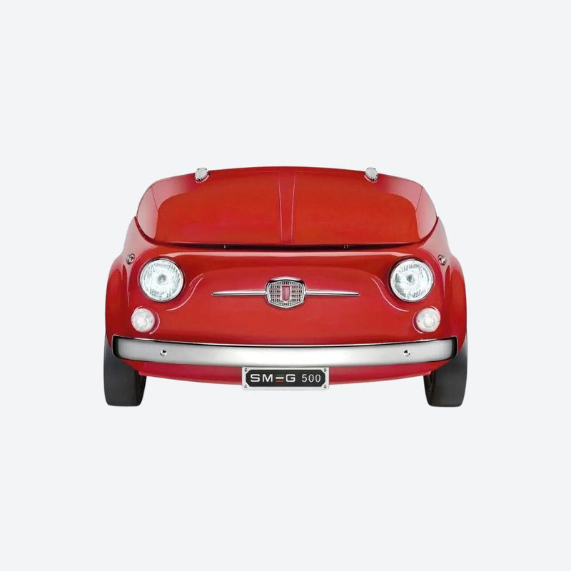 Refrigerador Smeg y Fiat de 100 litros inspirado en el frente de un Fiat 500, disponible en verde, blanco o rojo