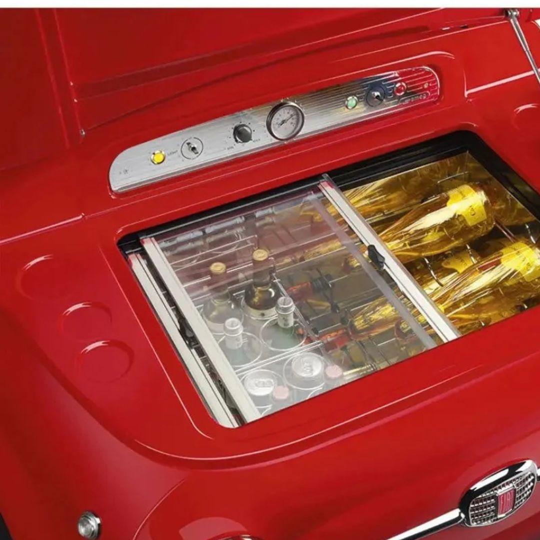 Refrigerador Smeg y Fiat de 100 litros inspirado en el frente de un Fiat 500, disponible en verde, blanco o rojo