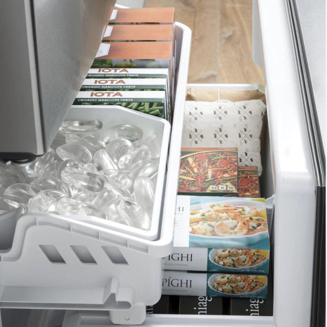 Refrigerador French door Café Appliances de 19 pies cúbicos en acero inoxidable con dispensador interno de agua
