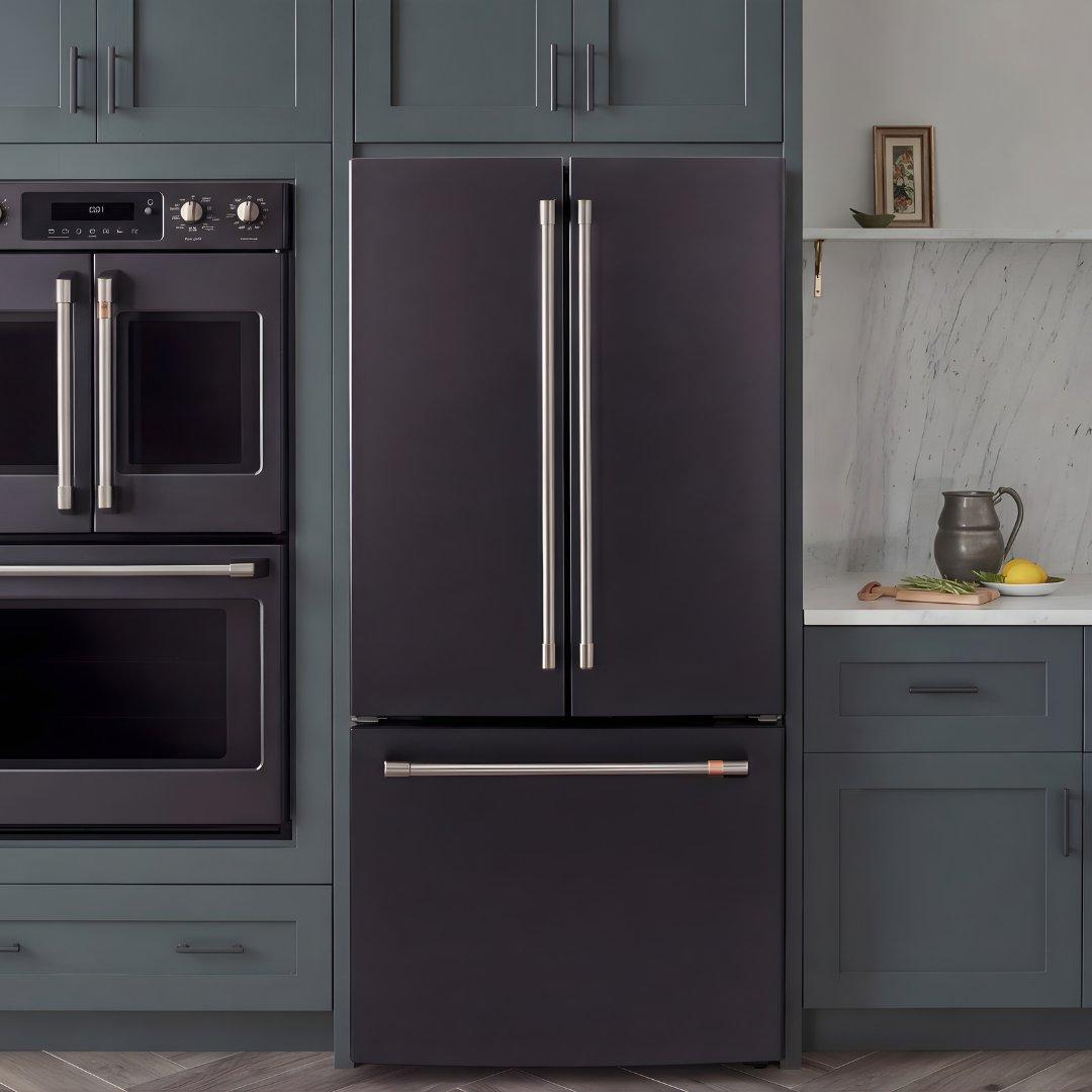 Refrigerador French door Café Appliances de 19 pies cúbicos en acero inoxidable con dispensador interno de agua
