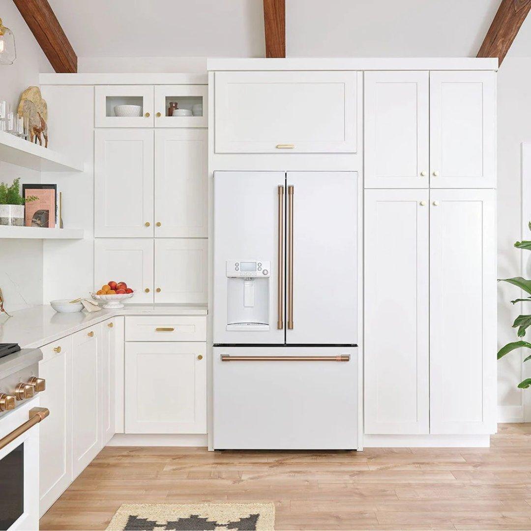 Refrigerador French door Café Appliances de 27.7 pies cúbicos con dispensador de agua caliente en acabado matte black