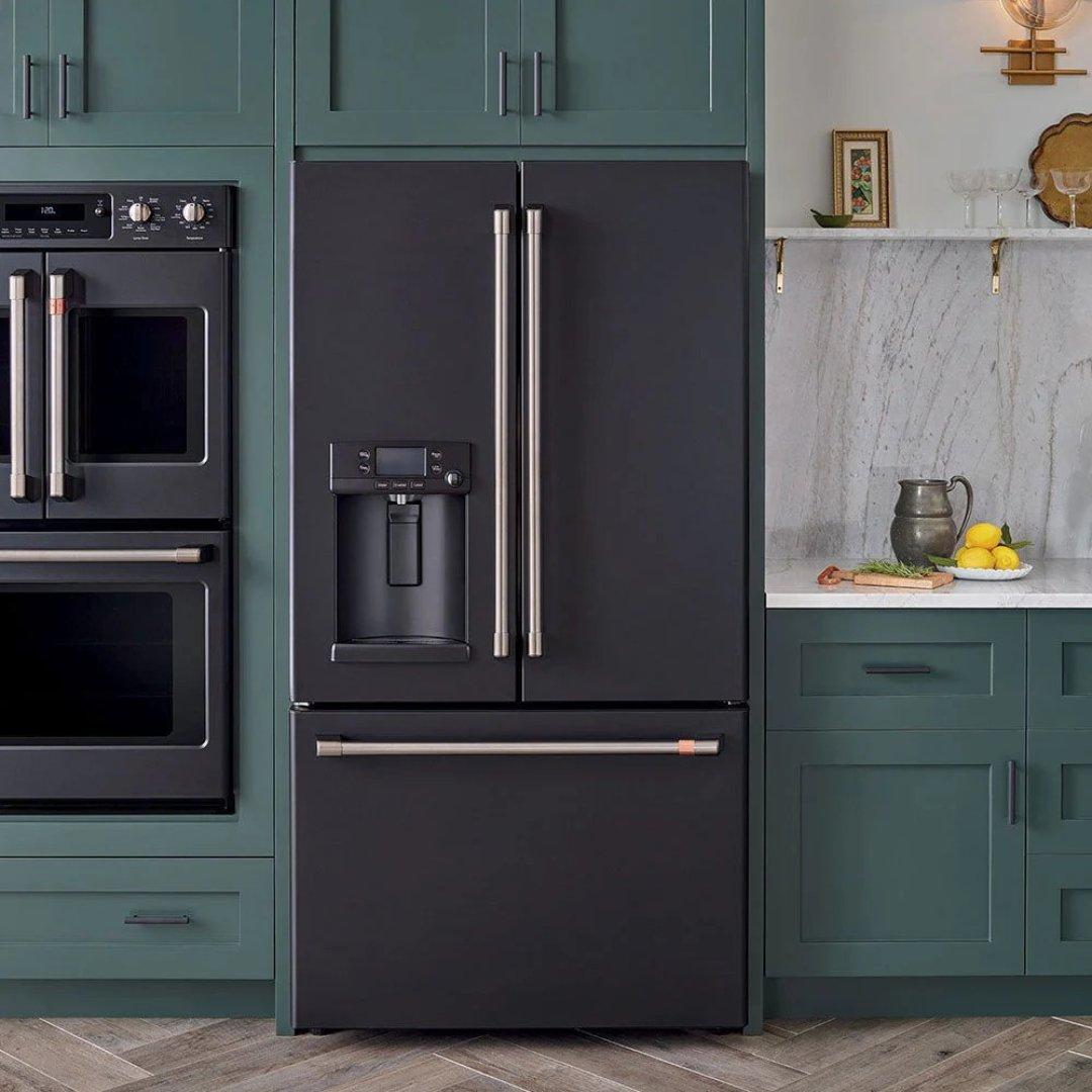 Refrigerador French door Café Appliances de 27.7 pies cúbicos con dispensador de agua caliente en acabado matte black
