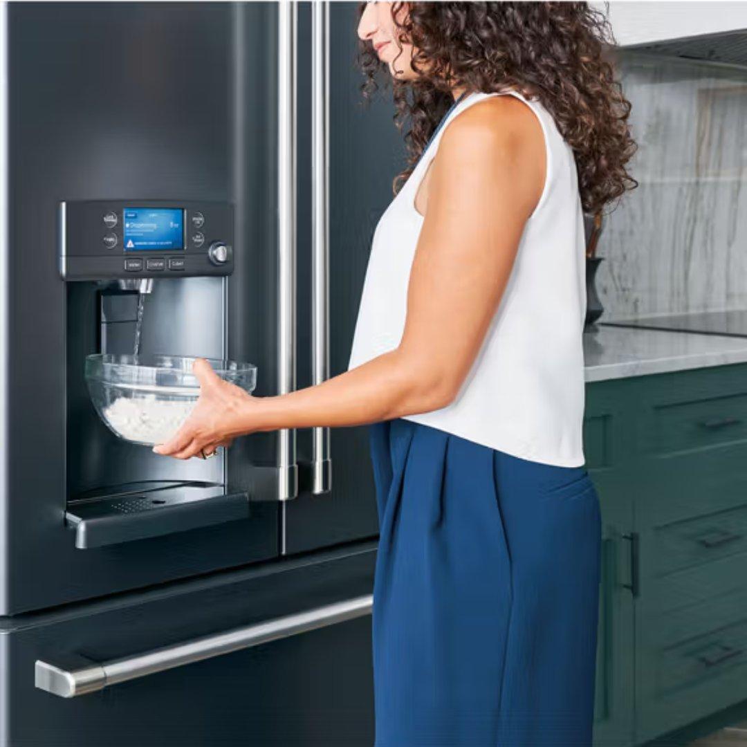 Refrigerador French door Café Appliances de 27.7 pies cúbicos con dispensador de agua caliente en acabado matte black