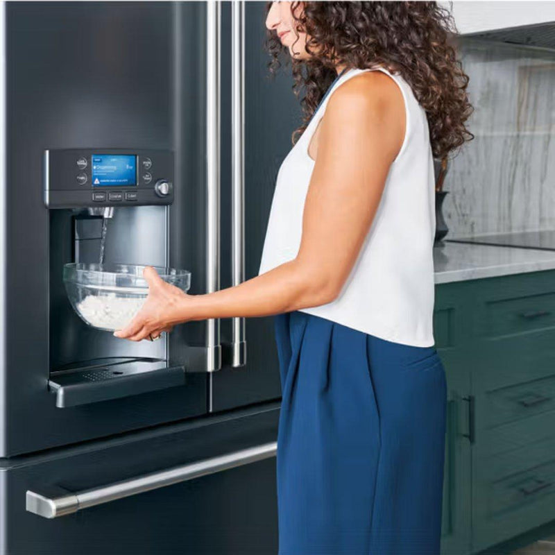 Refrigerador French door Café Appliances de 27.7 pies cúbicos con dispensador de agua caliente en acabado matte black