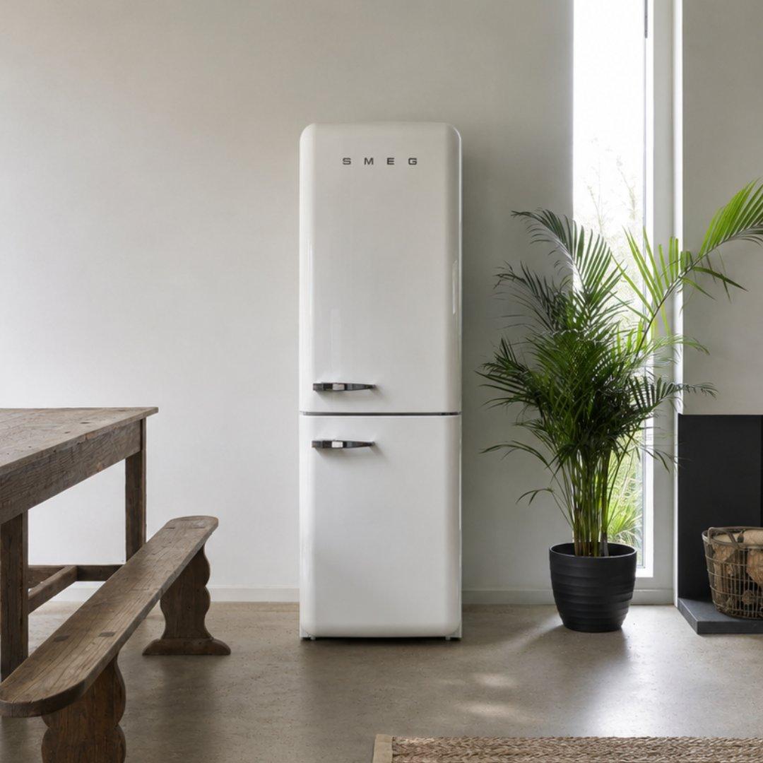 Refrigerador retro Smeg de 24 pulgadas con congelador inferior en rojo, negro, crema o blanco