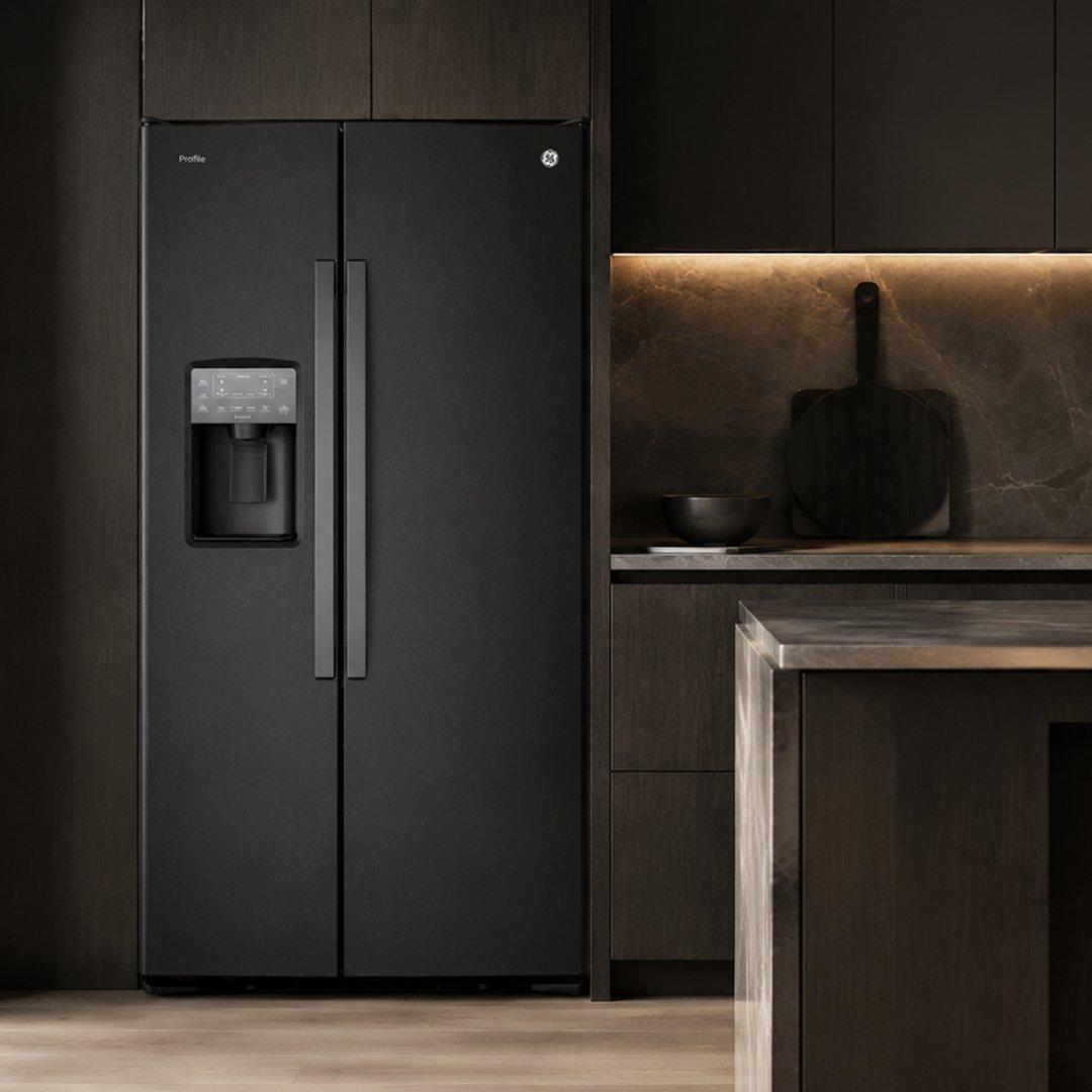 Refrigerador side by side GE Profile de 22 pies cúbicos en acabado Dark Slate con despachador en puerta