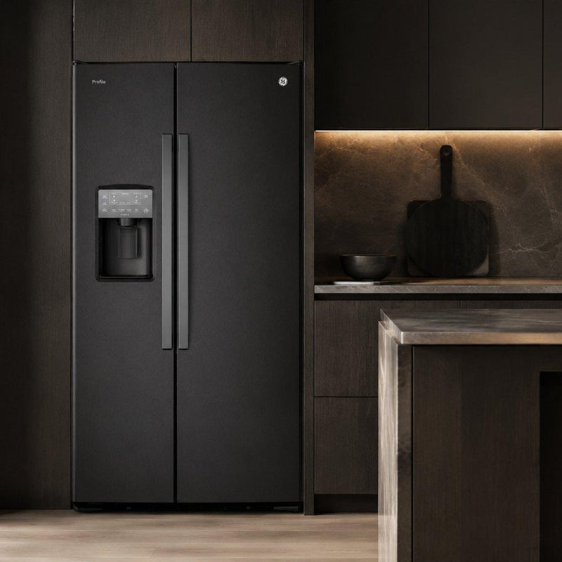 Refrigerador side by side GE Profile de 22 pies cúbicos en acabado Dark Slate con despachador en puerta